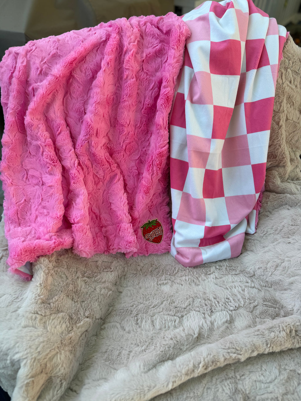 🍓 Pink Checkered Minky Blanket – Strawberry