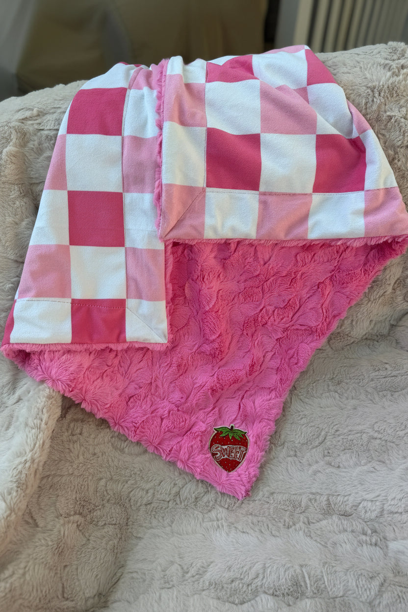 🍓 Pink Checkered Minky Blanket – Strawberry