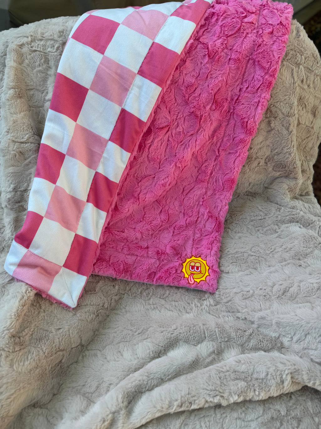 ☀️ Pink Checkered Minky Blanket – Smiley