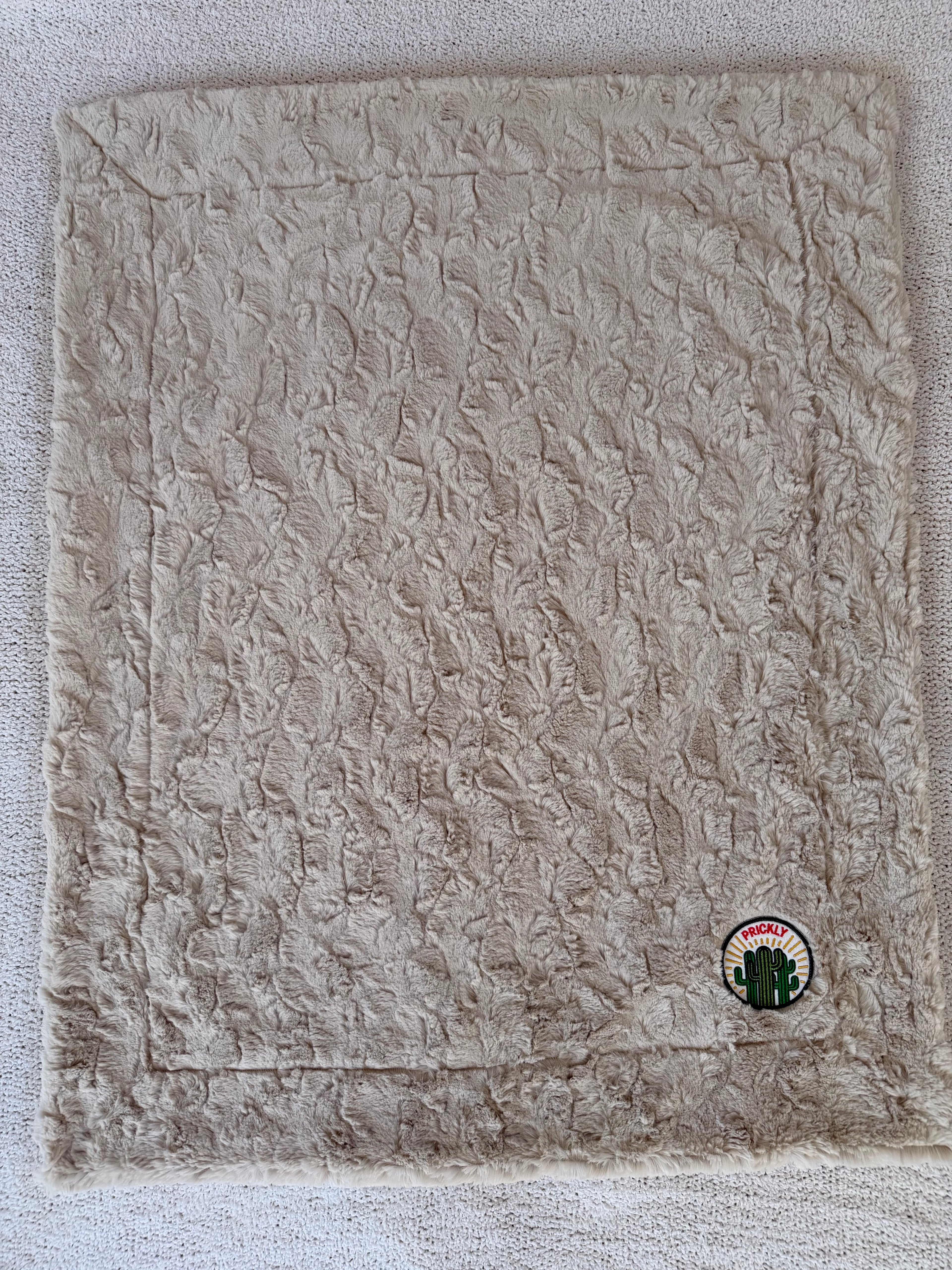 🌵 Prickly Fawn Minky Blanket – Tan