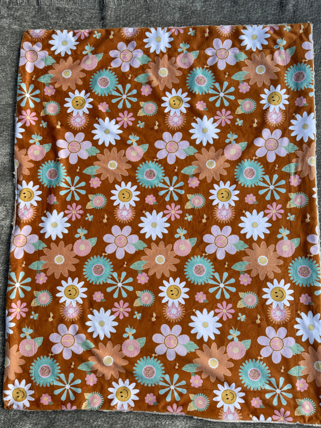 Groovy Daisy Minky Blanket (Toddler/Kid Size)